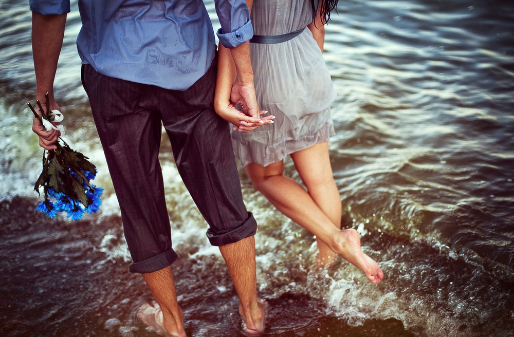 Signs Mediation Won’t Work for Your Divorce - couple holding hands in ocean